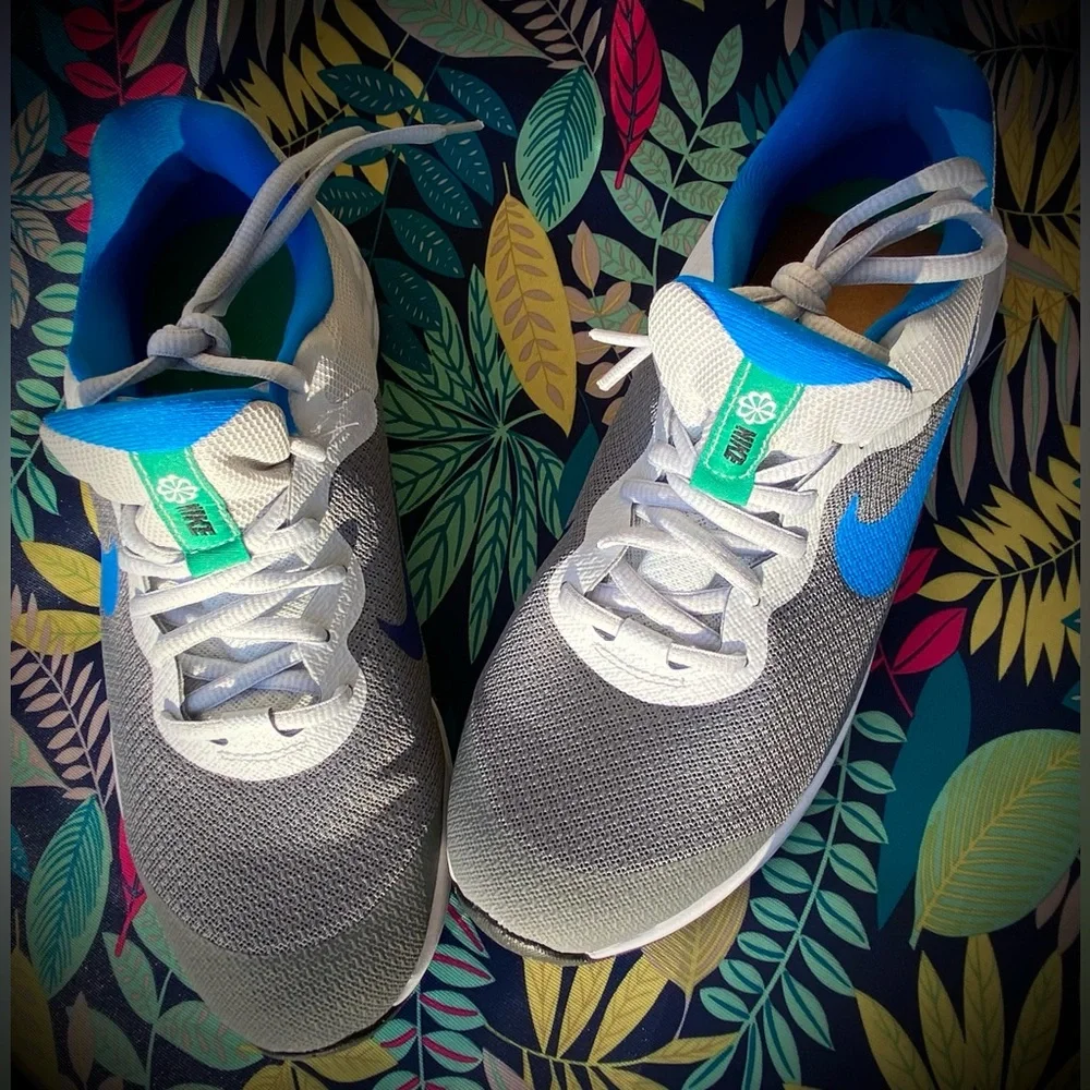 Nike NWOT Sz-6.5Y(BigKid)Sz-8(Adult)-Unisex Style- Run, Walk, Play, Skip, Jump👟